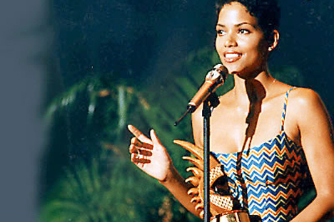 ABFF 1997 - Halle Berry accepting her Acapulco Black Film Festival Rising Star Award